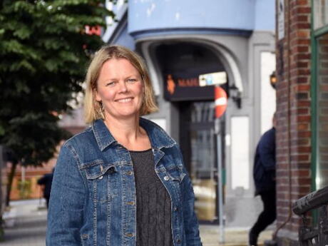 Blond kvinne med halvlangt hår, utendørs i Bergen