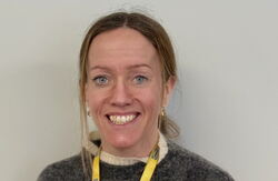 – Tilstedeværende ledelse er å investere tid der folk faktisk er. Avkastningen kommer som trygghet, engasjement – og færre fraværsdager, sa Christine Stensaker Pedersen, Health & Wellbeing Leader i IKEA. Foto: IKEA. Kvinne med hår i hestehale, mellomblodt, Ikea-logo