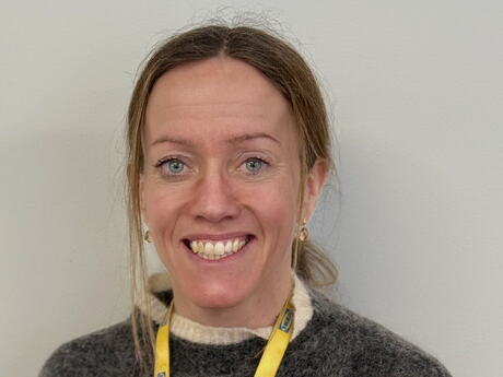 Kvinne med hår i hestehale, mellomblodt, Ikea-logo