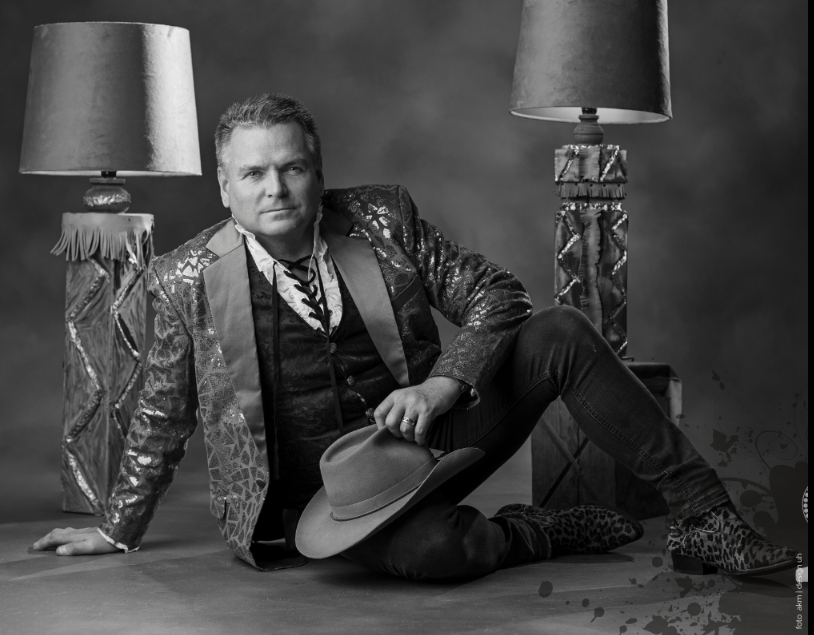 OJ Hanssen alias Odd Jarle Hansen holder julekonsert på Herøy omsorgssenter. OJ Hanssen alias Odd Jarle Hansen holder julekonsert på Herøy omsorgssenter.