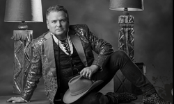 OJ Hanssen alias Odd Jarle Hansen holder julekonsert på Herøy omsorgssenter. OJ Hanssen alias Odd Jarle Hansen holder julekonsert på Herøy omsorgssenter.