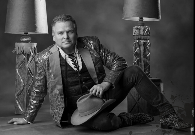 OJ Hanssen alias Odd Jarle Hansen holder julekonsert på Herøy omsorgssenter.