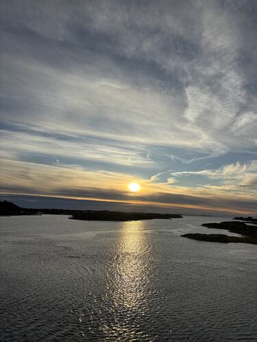 Novembersol fra Kalvøyrevet bru. (Foto: Lisbeth Larsen)