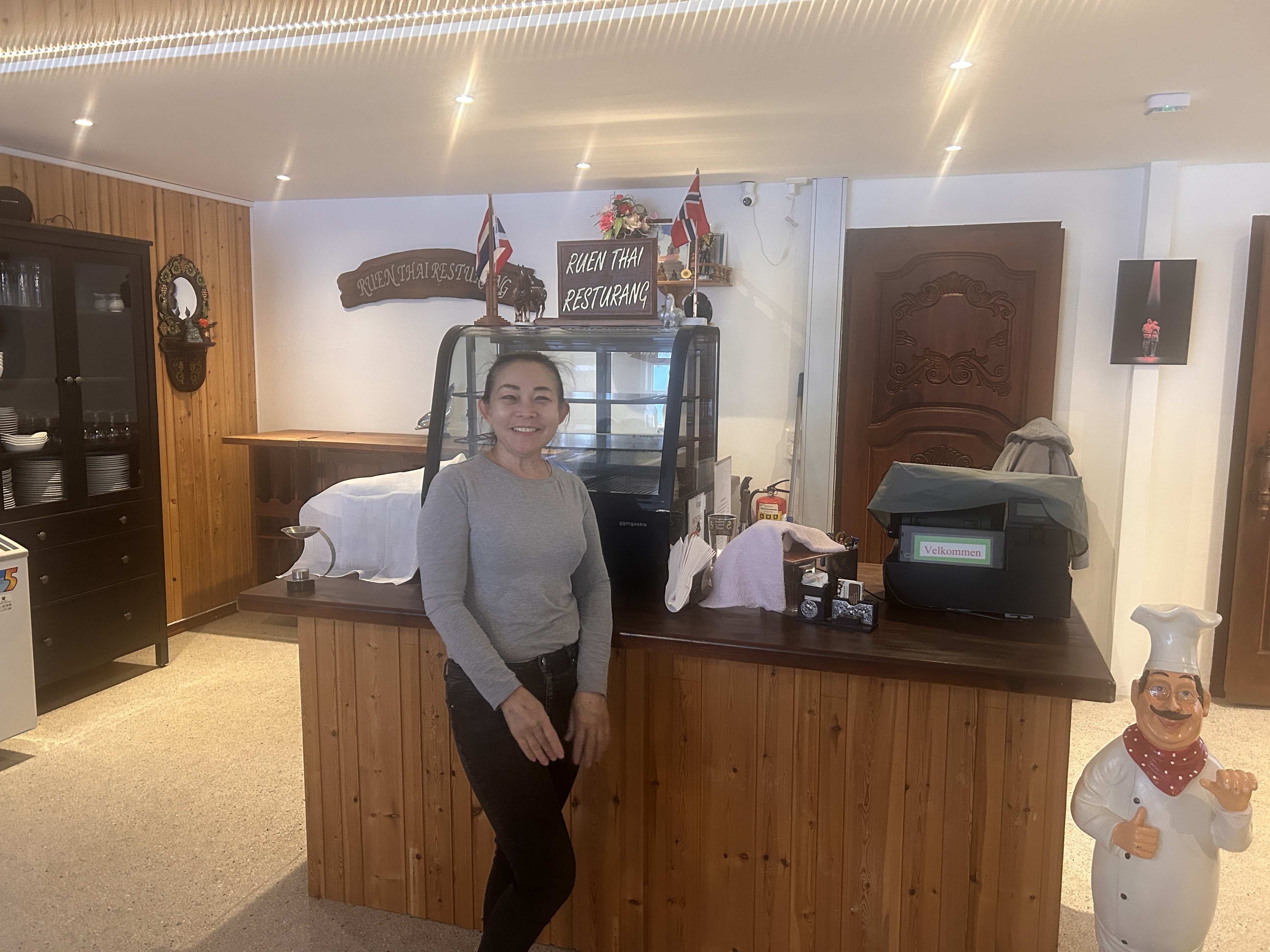 Ruen Thai i nye lokaler_Fon ved disken
