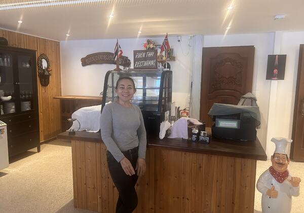 Ruen Thai i nye lokaler_Fon ved disken