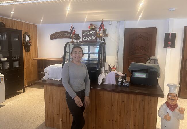 Ruen Thai i nye lokaler_Fon ved disken