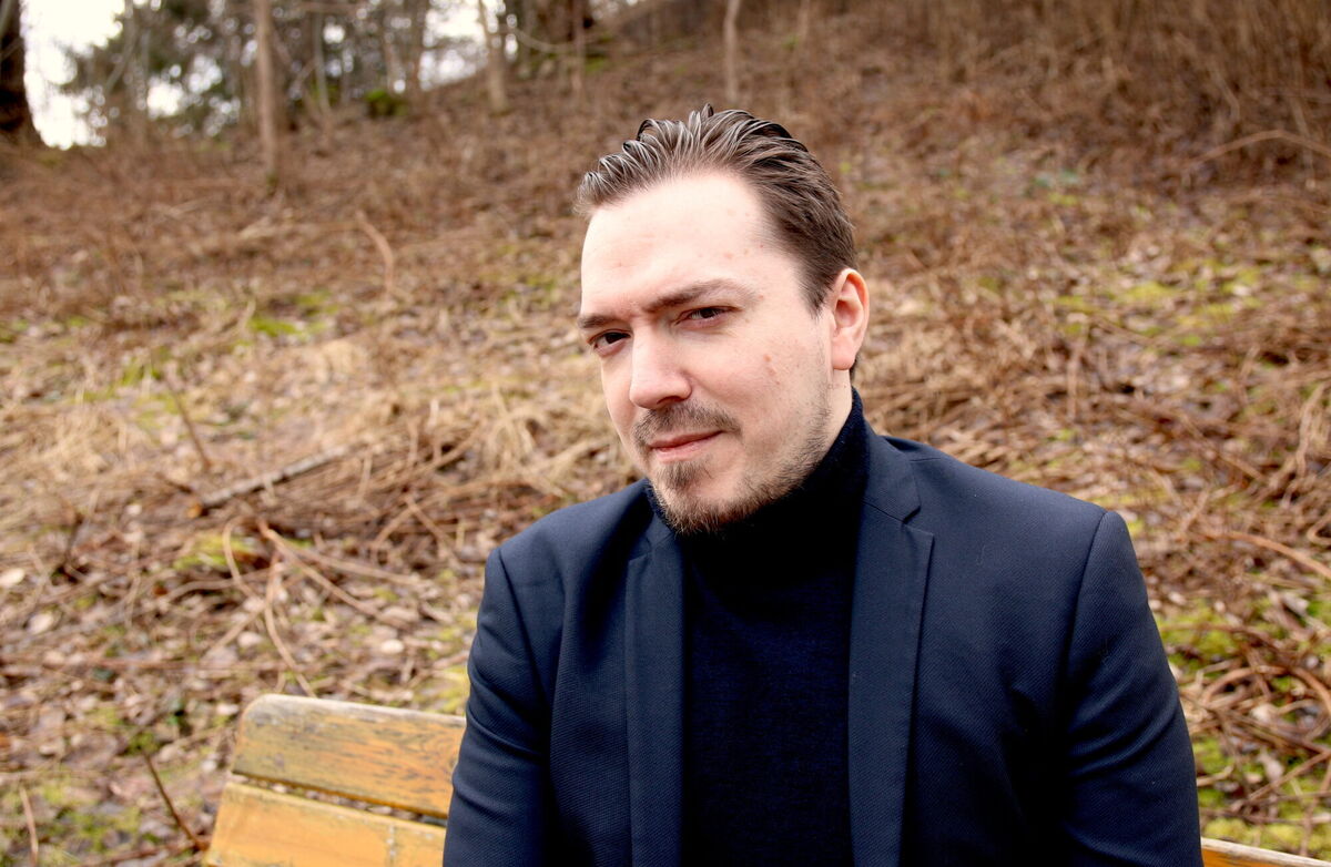 Førsteamanuensis Renzo Bianchi ved NTNU mener at debatten om sykefravær må ses i et større historisk perspektiv. – Vi hører ofte at sykefraværet i Norge øker, men ser man på utviklingen de siste tiårene, er sykefraværet faktisk ganske stabilt. Vi er blitt flinkere til å beskytte folk fysisk, og antallet som dør eller pådrar seg alvorlige fysiske skader er lavere i dag. Til tross for dette oppmuntrende bildet ser det ut til at den andelen av sykefraværet som skyldes psykiske helseplager har en tendens til å øke, noe som krever vår oppmerksomhet, sier Bianchi. Foto: Anne Sliper Midling Italiensk mann sitter på benk ute