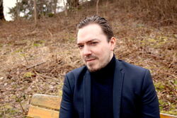 Førsteamanuensis Renzo Bianchi ved NTNU mener at debatten om sykefravær må ses i et større historisk perspektiv. – Vi hører ofte at sykefraværet i Norge øker, men ser man på utviklingen de siste tiårene, er sykefraværet faktisk ganske stabilt. Vi er blitt flinkere til å beskytte folk fysisk, og antallet som dør eller pådrar seg alvorlige fysiske skader er lavere i dag. Til tross for dette oppmuntrende bildet ser det ut til at den andelen av sykefraværet som skyldes psykiske helseplager har en tendens til å øke, noe som krever vår oppmerksomhet, sier Bianchi. Foto: Anne Sliper Midling Italiensk mann sitter på benk ute