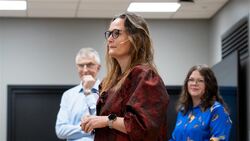 Kristine Aasen sett fra siden med langt brunt hår.