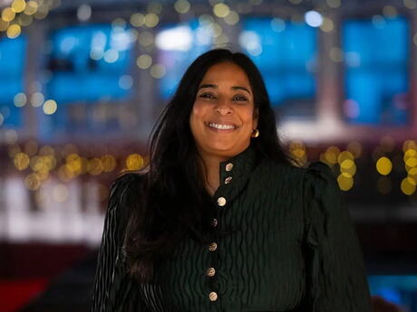 Lubna med glitrende bakgrunn