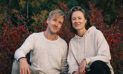 Duoen HÅP består av visesanger Anna Holand og poet Åsmund Seip. (Foto: Matthis Kleeb)