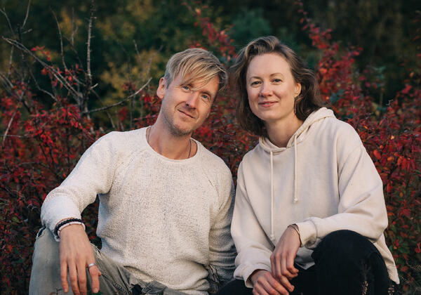 Duoen HÅP består av visesanger Anna Holand og poet Åsmund Seip. (Foto: Matthis Kleeb) Duoen HÅP består av visesanger Anna Holand og poet Åsmund Seip. (Foto: Matthis Kleeb)