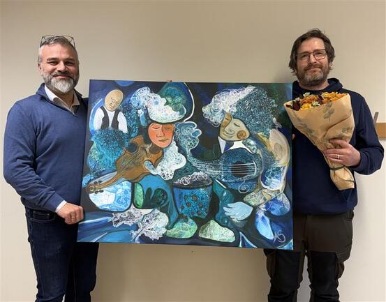 Jon Kennet Myrland (t.h) mottar medarbeiderpris, laget av Anne Semb, fra personalsjef Jonas Ludvigsen (t.v). Utdeling av medarbeiderprisen for 2025. Jon Kennet Myrland t.h. mottar prisen fra personalsjef Jonas Ludvigsen t.v.