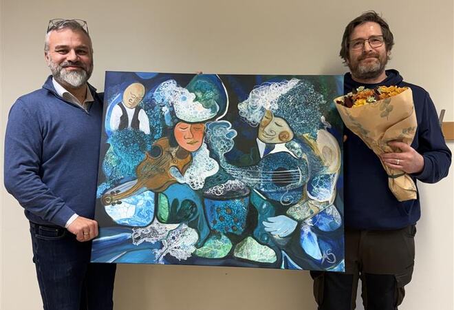 Utdeling av medarbeiderprisen for 2025. Jon Kennet Myrland t.h. mottar prisen fra personalsjef Jonas Ludvigsen t.v.