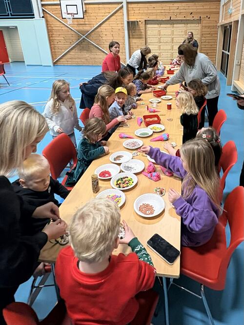 Juleverkstedet i hallen samlet mange barn til ulike aktiviteter. (Foto: Erika Puziene) Juleverkstedet i hallen samlet mange barn til ulike aktiviteter. (Foto: Erika Puziene)