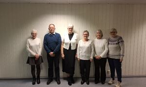 F.V. Eldbjørg Gabrielsen, Thore Rønning, Erdis Nilsen, Britt Rønning, Marianne Tømmermo og Hanne Sørensen fikk en påskjønnelse etter lang og tro tjeneste i kommunen F.V. Eldbjørg Gabrielsen, Thore Rønning, Erdis Nilsen, Britt Rønning, Marianne Tømmermo og Hanne Sørensen fikk en påskjønnelse etter lang og tro tjeneste i kommunen