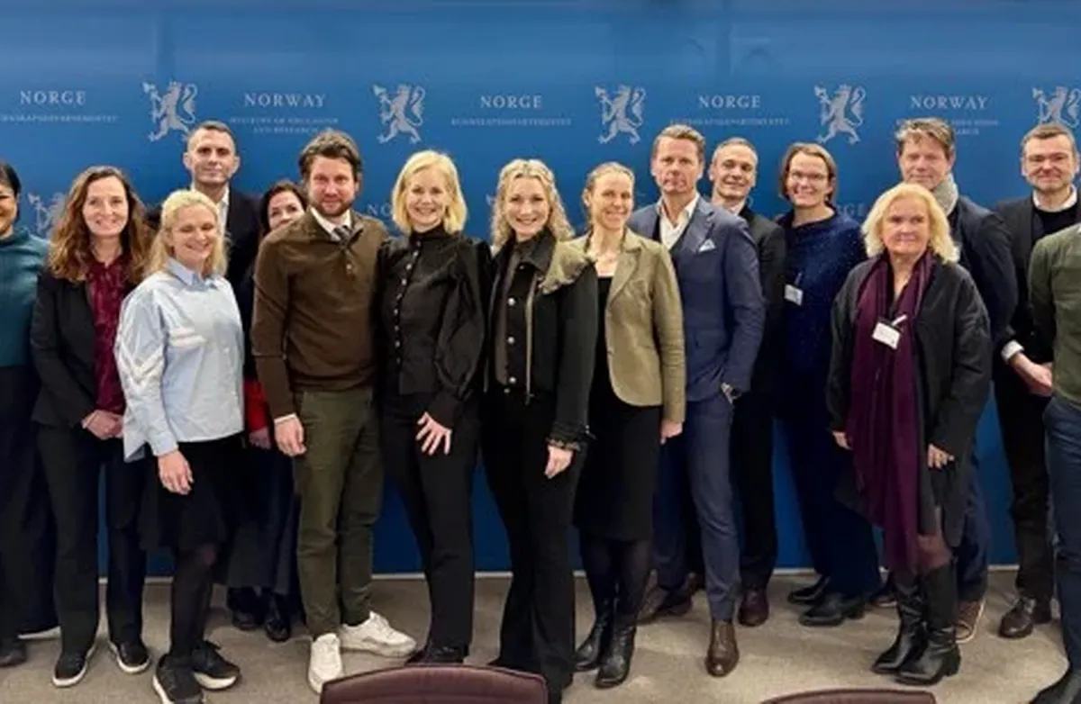 Arbeidstaker- og arbeidsgiverorganisasjonene møtte representanter for regjeringen under årets siste møte i regjeringens digitaliseringsforum. Foto: Regjeringen Deltakerne fra rådet