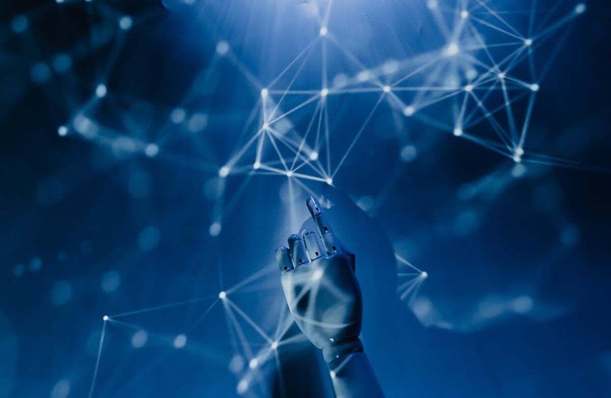 Fordi vi lar KI løse oppgavene, blir vi avhengige av teknologien og hjelpeløse når den svikter, skriver kronikkforfatteren. Foto: Tara Winstead / Pexels AI gråblått, linjer, en hånd kanskje