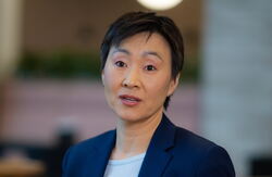 – Jeg har stor forståelse for at søknadsprosessen kan være frustrerende. Regelverket er komplisert, og for noen ytelser er saksbehandlingstidene lange. Bedre informasjon i forkant og status på saken underveis, er noe vi skal jobbe mer med, sier konstituert arbeids- og velferdsdirektør Eve Bergli. Foto: Nav Kvinne med asiatisk utseende i blå dressjakke.