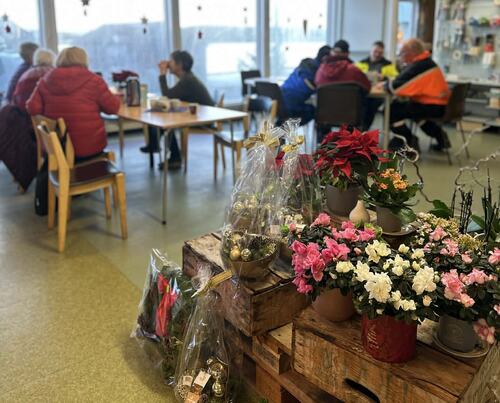 Butikkene i Husvær og Brasøy fungerer som sosiale møteplasser og er en viktig del av et levende lokalsamfunn. Butikkene i Husvær og Brasøy fungerer som sosiale møteplasser og er en viktig del av et levende lokalsamfunn.