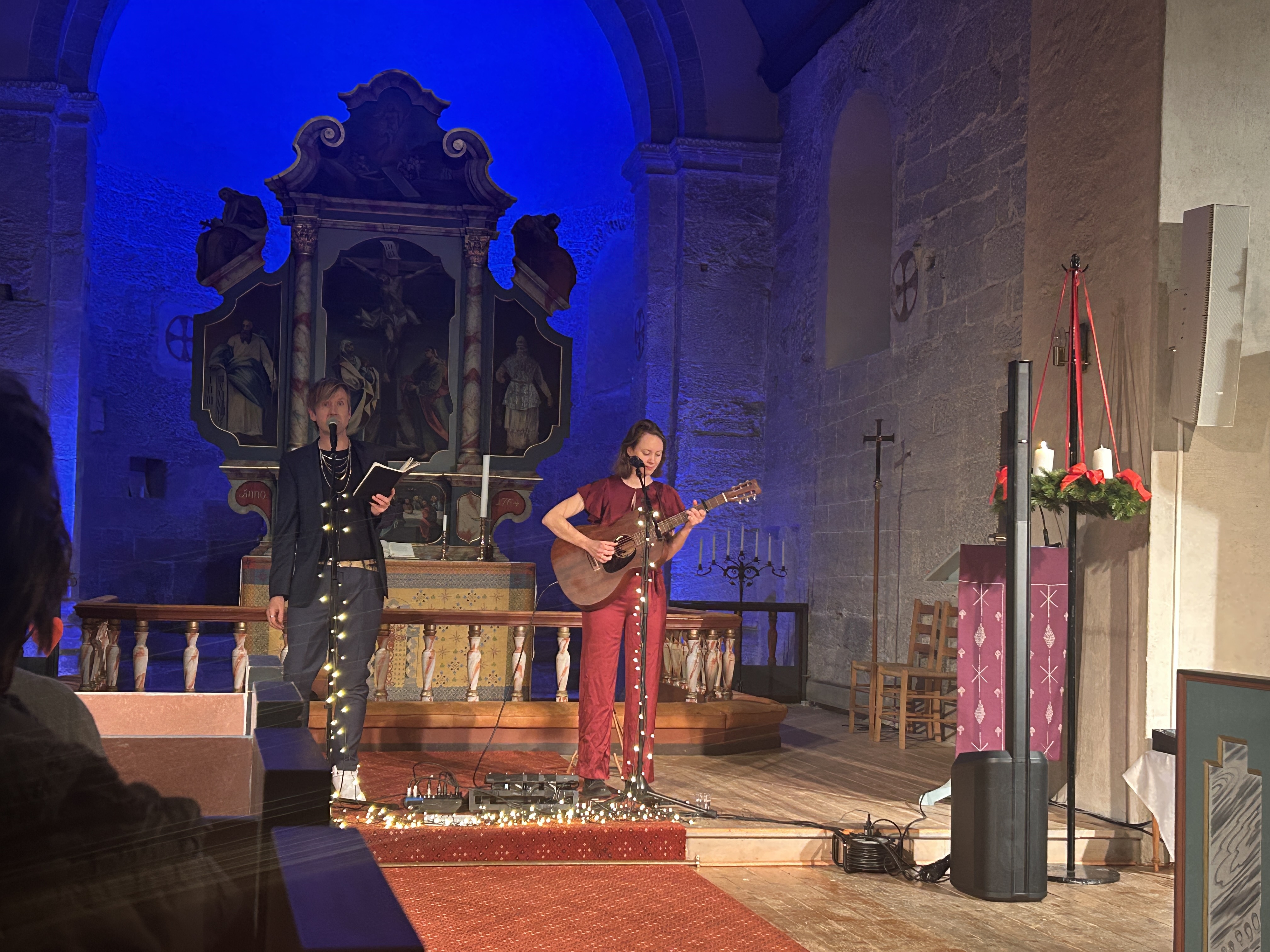 Duoen HÅP består av visesanger Anna Holand og poet Åsmund Seip. Duoen HÅP består av visesanger Anna Holand og poet Åsmund Seip.