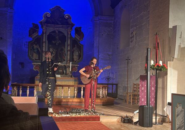 Duoen HÅP består av visesanger Anna Holand og poet Åsmund Seip.
