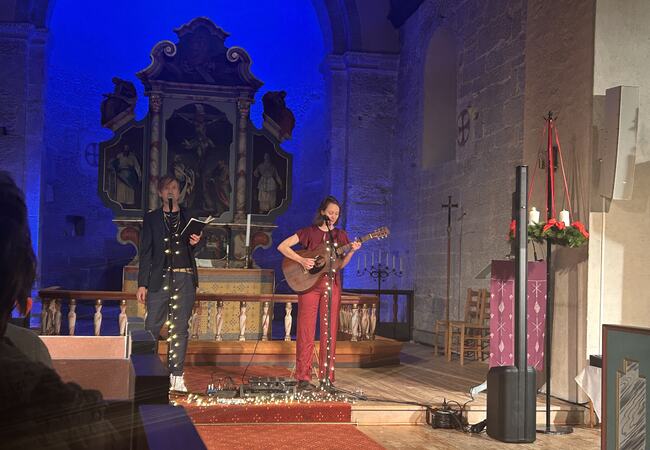 Duoen HÅP består av visesanger Anna Holand og poet Åsmund Seip.