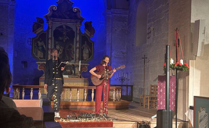 Duoen HÅP består av visesanger Anna Holand og poet Åsmund Seip. Duoen HÅP består av visesanger Anna Holand og poet Åsmund Seip.