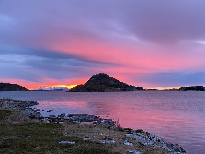 Hjelmsøya omgitt av nydelige farger. (Foto: Elisabeth Pettersen)