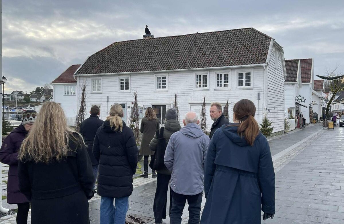 Flere steder samler nå ulike aktører seg i regionale aldersvennlige nettverk. Her fra samlingen i Aldersvennlige Agder tidligere i høst, der deltakerne gikk tur i Lillesand sentrum hvor gatene er gjort mer tilgjengelige. Foto: aldersvennlig.no Samling av personer utendørs