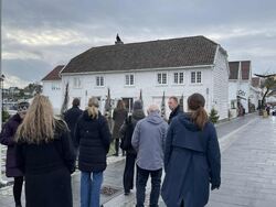 Samling av personer utendørs