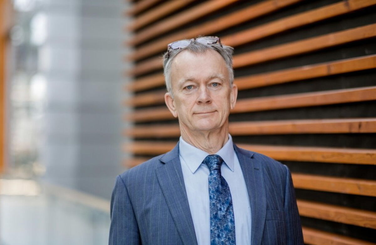 – Når mennesker leker, utforsker og skaper sammen, oppstår ideer og løsninger vi ikke visste at vi trengte. KI kan ta unna monotone oppgaver – men meningen, kreativiteten og de gode samarbeidene må fortsatt skapes av mennesker, sier Jan Ketil Arnulf. Foto: Handelshøyskolen BI/Alexander Eriksson Middelaldrende mann med grått hår i dress