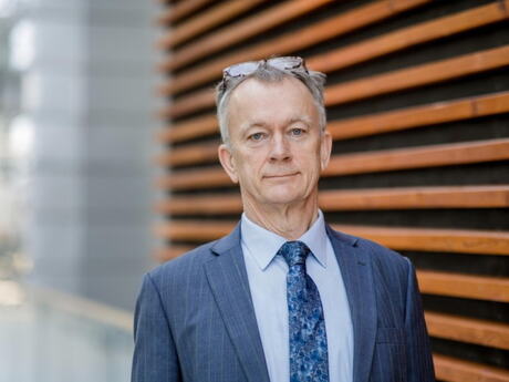 Middelaldrende mann med grått hår i dress