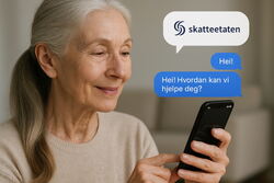 Rett balanse mellom selvbetjente løsninger og tilbud om personlig kontakt ser ut til å være nøkkelen for å møte brukernes behov, skriver artikkelforfatterne. Foto: KI-generert Eldre dame med grått langt hår i hestehale chatter med skatteetaten.