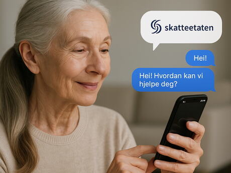 Eldre dame med grått langt hår i hestehale chatter med skatteetaten.