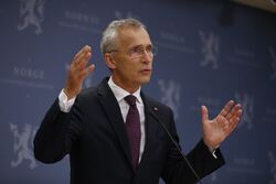 Mindre statlig styring og mindre byråkrati i kommunene gir kommunene økt handlingsrom til å bruke pengene og ressursene der behovet er størst i den enkelte kommune, sier Jens Stoltenberg. Foto: Ida Laingen / Finansdepartementet Jens Stoltenberg på talerstolen, armene karakteristisk opp og til siden.