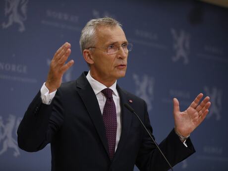 Jens Stoltenberg på talerstolen, armene karakteristisk opp og til siden.