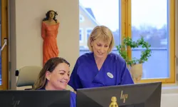 Helsedirektoratets normerende produkter skal sikre faglig kvalitet og lik praksis i helse- og omsorgstjenestene våre. Her oppdaterer to sykepleiere i kommunen seg på nasjonale retningslinjer for sitt felt. Foto: Helsedirektoratet To kvinner samlet ved den enes PC, en står og en sitter