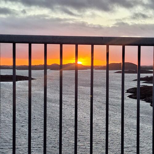 Lys i årets mørkeste uke sett fra Hoholmens bru. (Foto: Elenor Berglund)