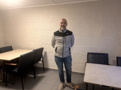 Nymalt venterom på Flostad etter hærverk_Erlend