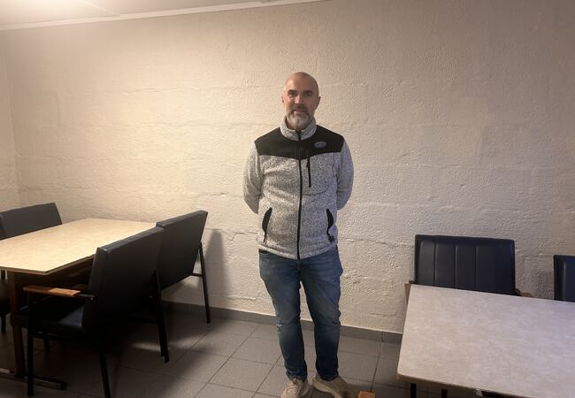 Nymalt venterom på Flostad etter hærverk_Erlend