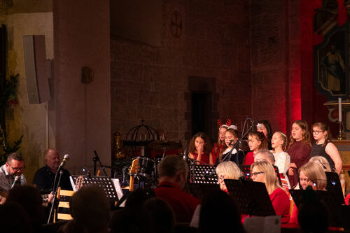 Jentekoret fra kulturskolen spredte julestemning med et potpurri av kjente julesanger.