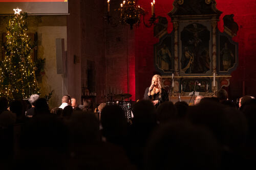 Kristin Mellingen skapte en stille, men sterk stund da hun fremførte «Hold mitt hjerte» under julekonserten i Herøy kirke, akkompagnert av Johnny Birger på gitar.