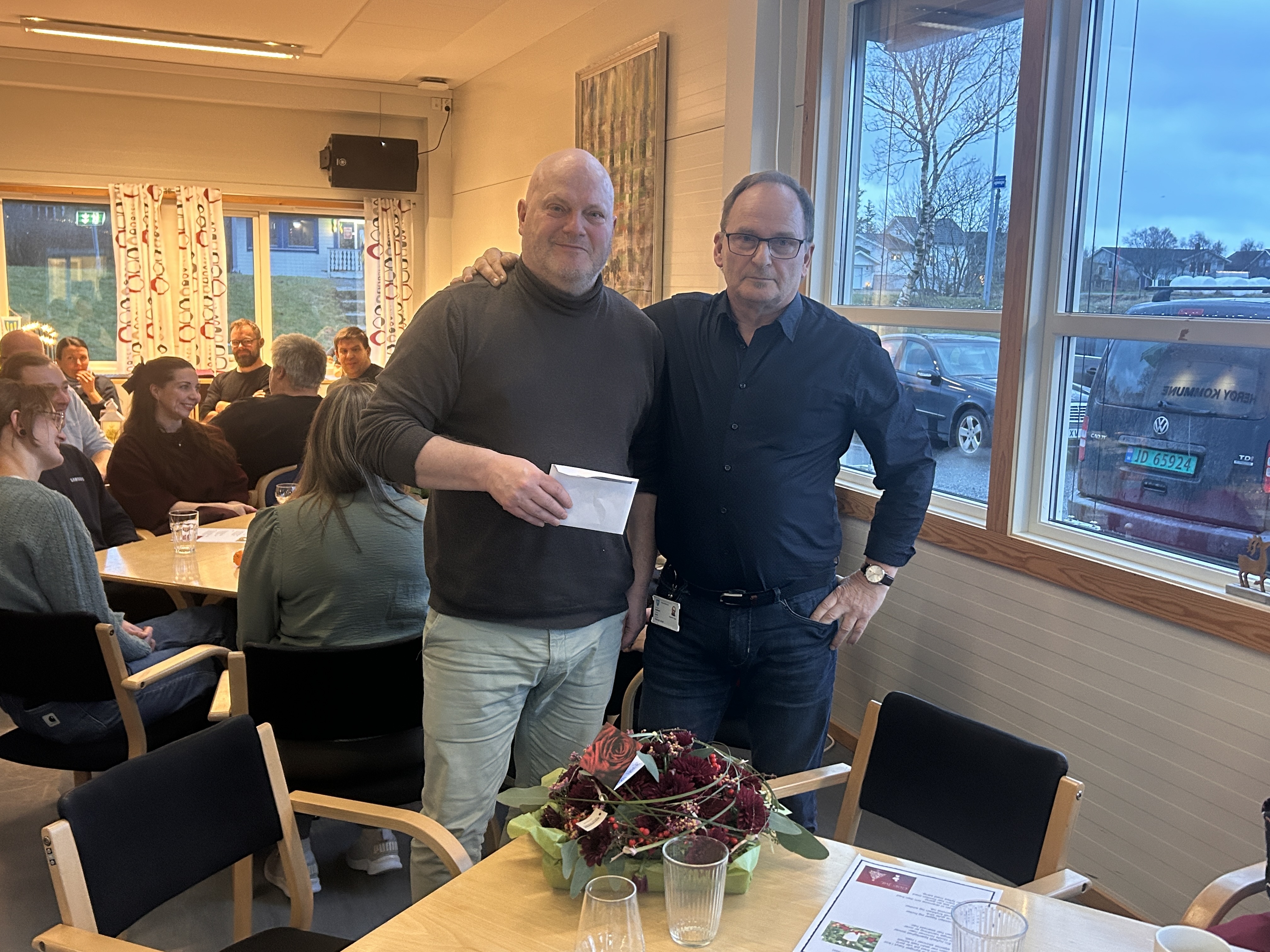 Arnt takket av etter 43 år i kommunen_Arnt og Henrik