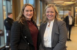 Sårbare utenlandske arbeidstakere trenger informasjon på eget språk. Ingvill Kvernmo, direktør i Arbeidstilsynet og arbeids- og inkluderingsminister Kjersti Stenseng under lanseringen av flerspråklig chatbot. Foto: Arbeidstilsynet To kvinner