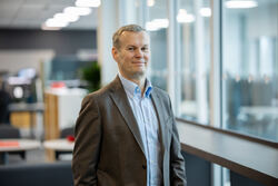 Jeg er trygg på at Digdir og andre virksomheter har både kapasitet, kompetanse og kraft til å løse de store utfordringene på bedre måter enn hva dagens rammer med utredningsinstruks og konsekvensvurdering gir mulighet for, skriver Espen Sjøvoll. Foto: Khan Le / Digdir