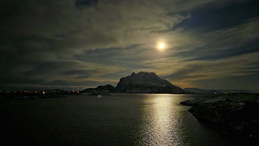 Fullmåne over Dønnamannen. (Foto: Harry Wiik)
