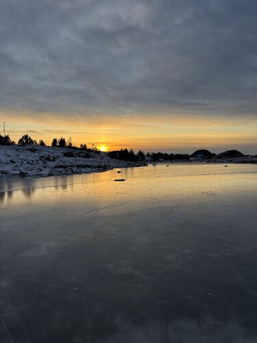 Skøytedag på Enakvatnet i Øksningan. (Foto: Lisbeth Larsen)