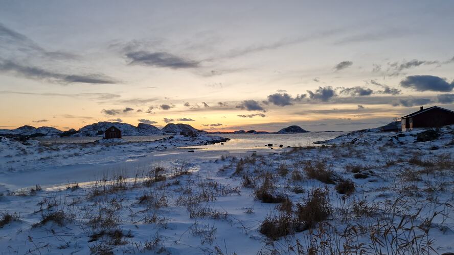 Sola bak Øksningsfjellene. (Foto: Elsa Jakobsen)