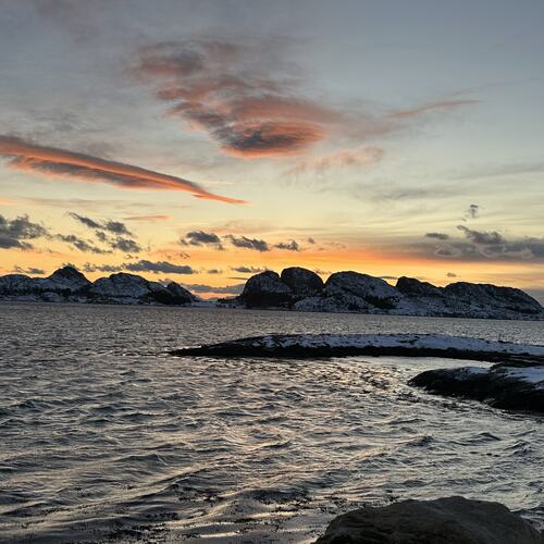 Fløyelsmyk kveldssol over Øksningan. (Foto: Tone Evelyn Hansen)